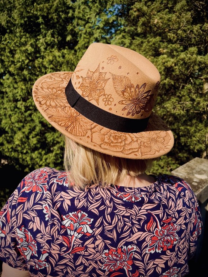  English Gardens Fashion Hat Wood Carvings 